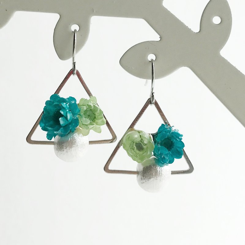 [Fleur d'amour] lake blue / fruit green Japanese small chrysanthemum Japanese cotton pearl earrings copper plated ear acupuncture (turn ear clip) Christmas gifts - Earrings & Clip-ons - Plants & Flowers Blue