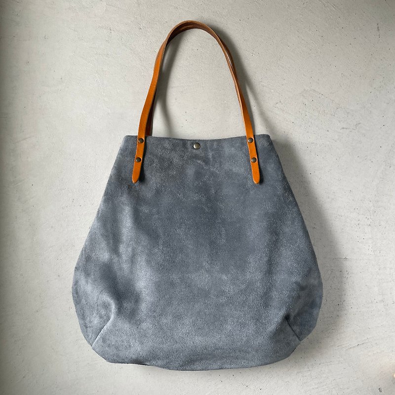 [Resale in 2023] Round tote bag with beef floor velor and extra-thick oil slime [Blue gray] - กระเป๋าถือ - หนังแท้ สีเทา