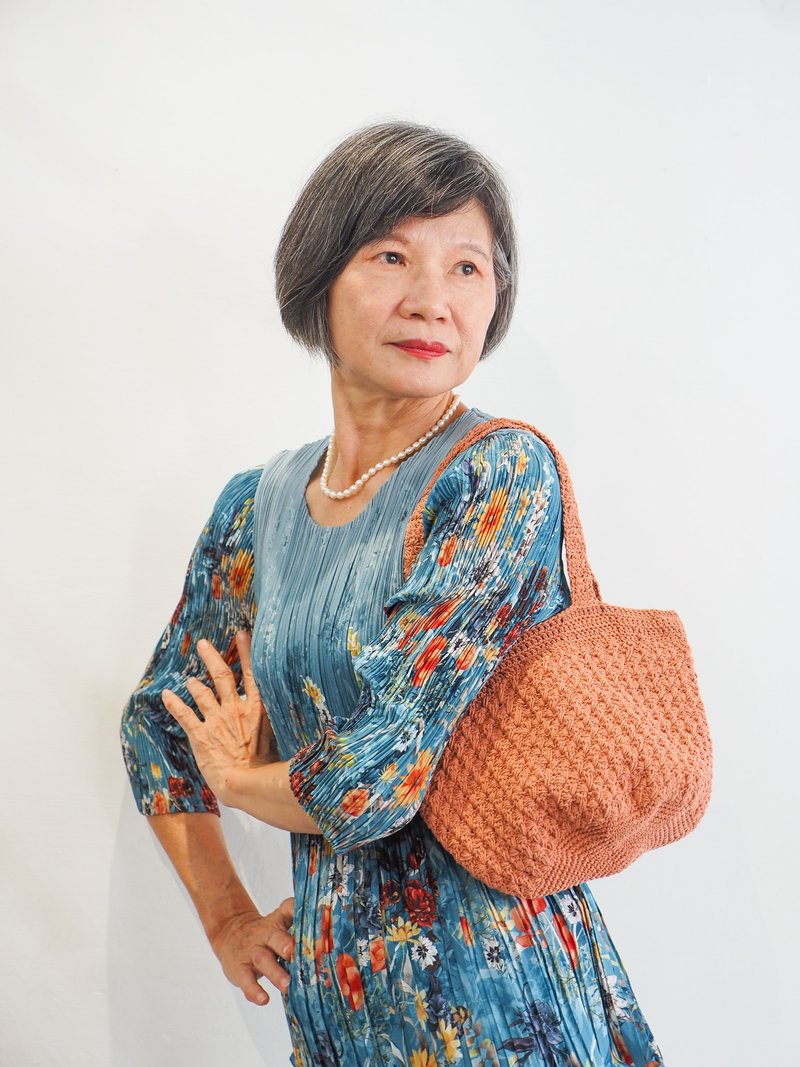 [Grandma’s clever knitting] Purely handmade pattern crochet Thai cream handbag - Handbags & Totes - Cotton & Hemp Pink