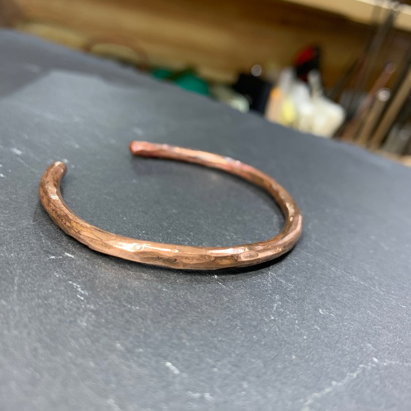 Hammered copper hand poke - สร้อยข้อมือ - ทองแดงทองเหลือง สีม่วง