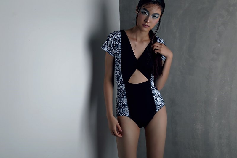 Crystal suit - BlackPrint / two-piece swimwear / M - 水着 - その他の素材 ブラック