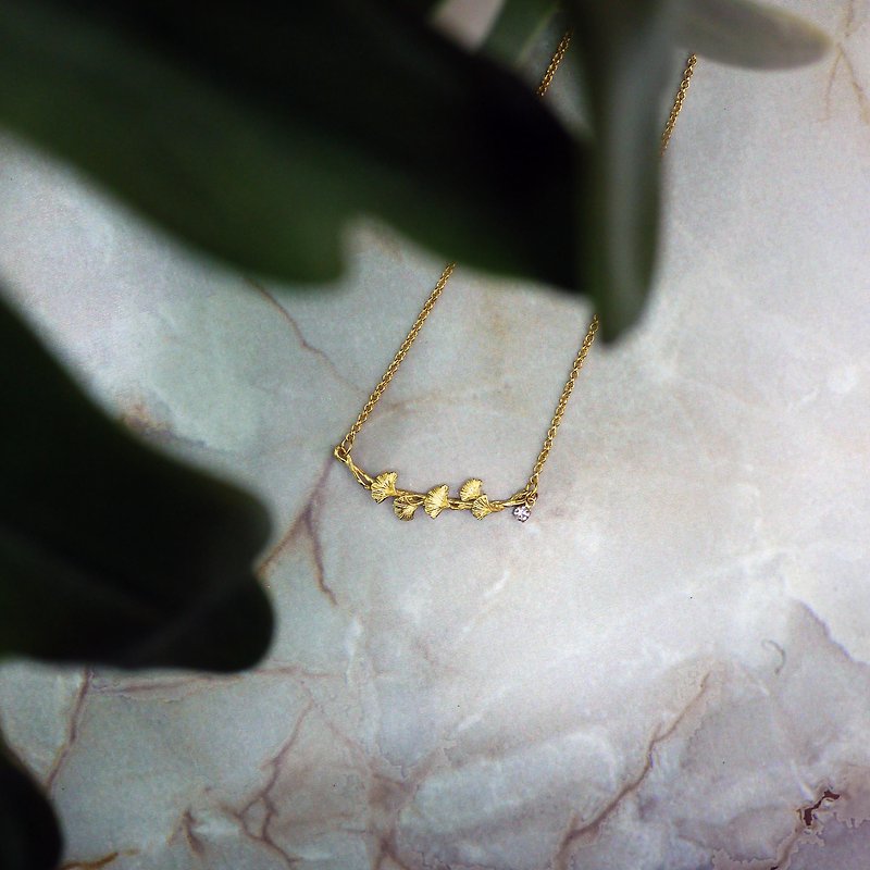 Elegant Ginkgo Leaf Small Diamond Necklace - สร้อยคอ - โลหะ สีทอง