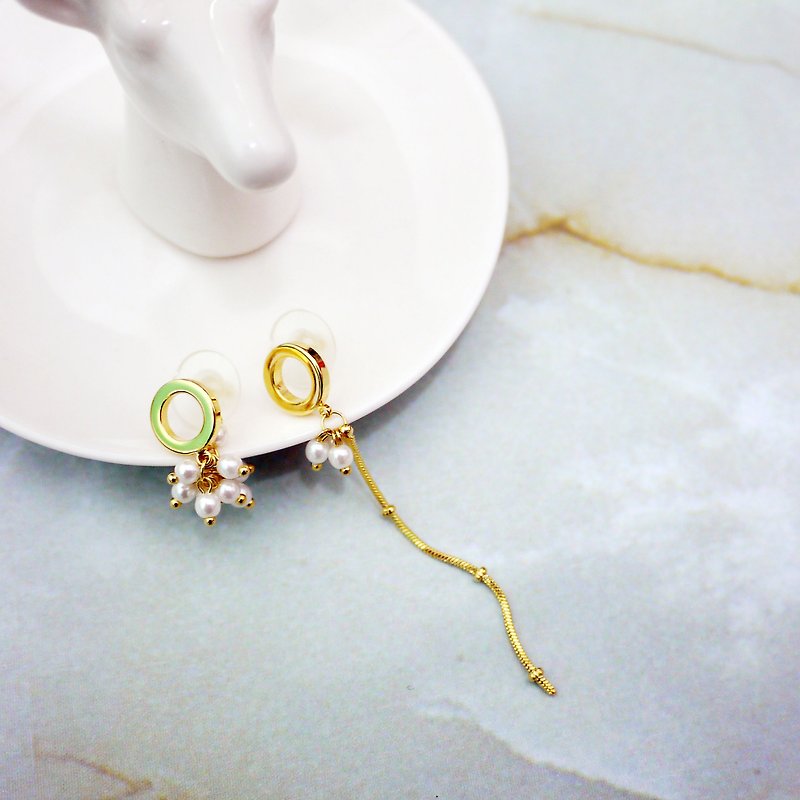 Delicate and elegant asymmetric pearl earrings - ต่างหู - โลหะ สีทอง
