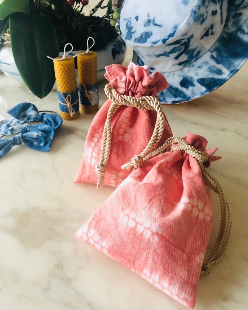 Drawstring pocket storage bag spot plant dyed madder hand dyed - กระเป๋าเครื่องสำอาง - ผ้าฝ้าย/ผ้าลินิน สึชมพู