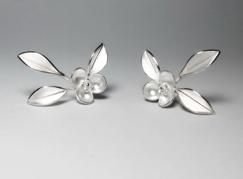 Nature-Small Flower With Leaves Silver Earrings / handmade,stud earrings - ต่างหู - เงินแท้ สีเงิน