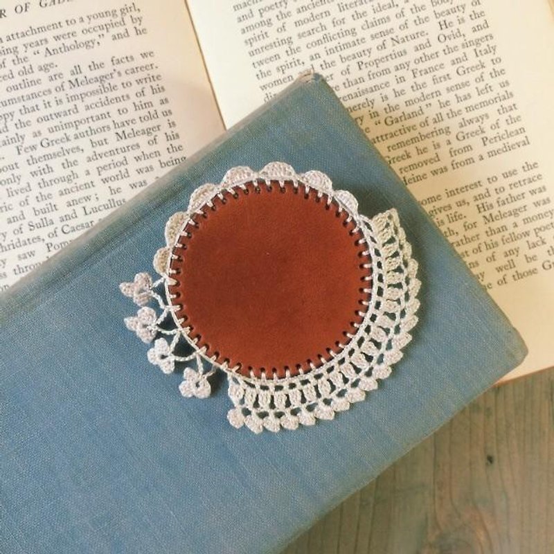 Leather&Crocheted lace Brooch - ブローチ - 革 ホワイト