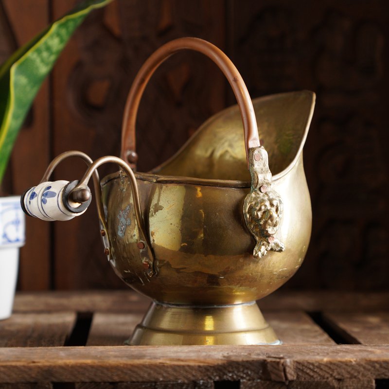 Vintage Dutch handmade copper coal helmkit with handpainted ceramic handle - ของวางตกแต่ง - ทองแดงทองเหลือง สีทอง