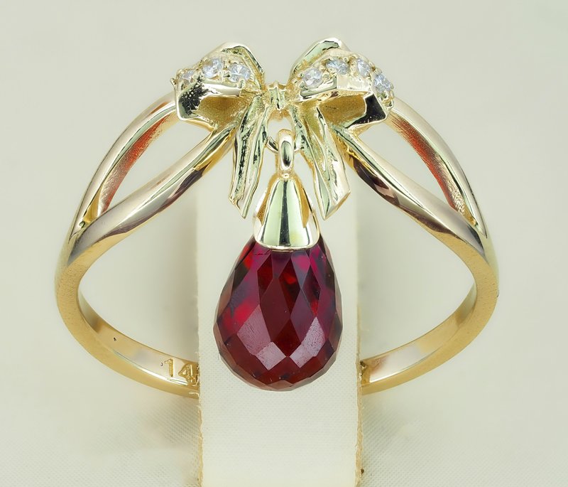 14k gold Ring with briolette cut garnet and diamonds - 戒指 - 貴金屬 金色