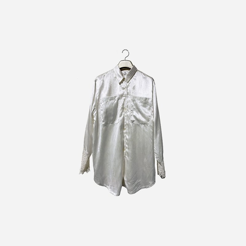 Dislocated vintage / white shirt with lace sleeves no.1440 vintage - เสื้อเชิ้ตผู้หญิง - วัสดุอื่นๆ ขาว