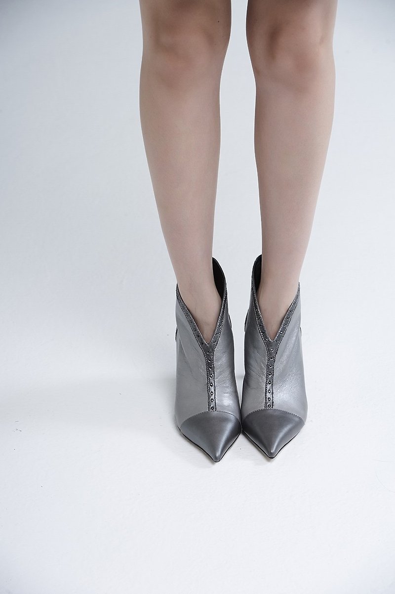 Pointed V-port thin and bare boots gray - รองเท้าบูทยาวผู้หญิง - หนังแท้ สีเทา