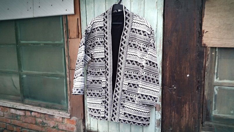AMIN'S SHINY WORLD手工訂製KIMONO提花黑白民族圖騰罩衫大衣 - 外套/大衣 - 棉．麻 黑色