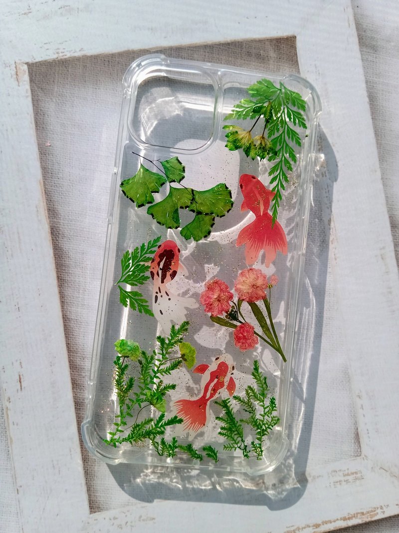 手作押花手機保護殼 | iPhone 13 | 年年有魚 - 手機殼/手機套 - 塑膠 多色