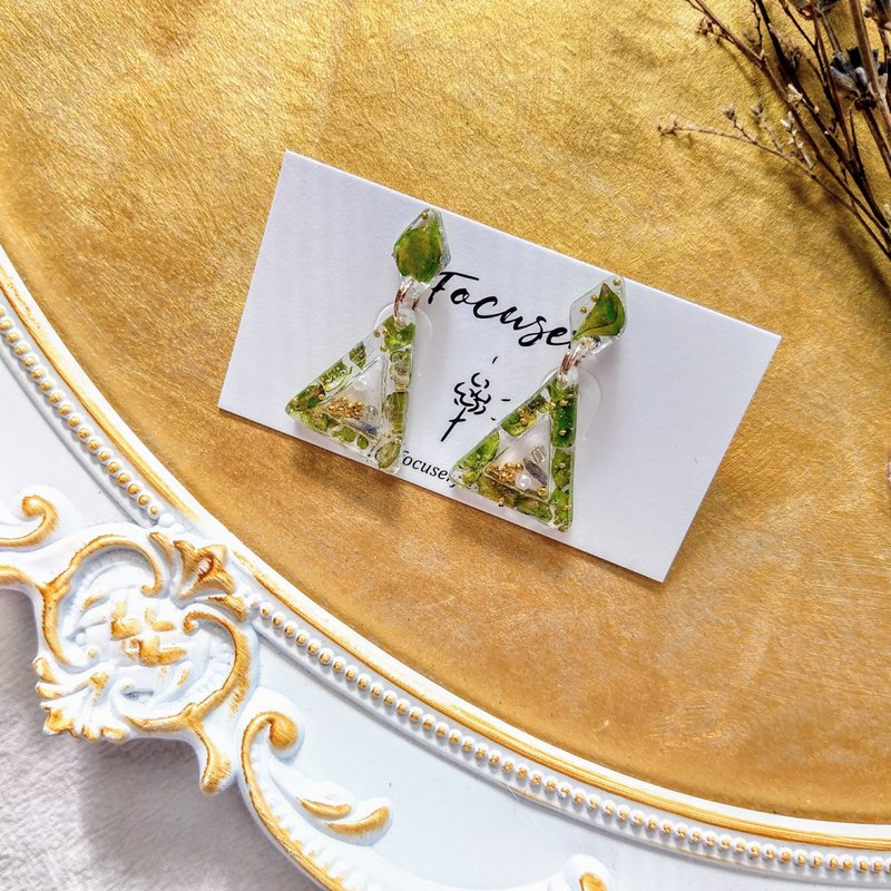 Green Preserved Flower Earrings Pendant Triangle Hollow Design Can Be Changed - ต่างหู - เรซิน สีเขียว