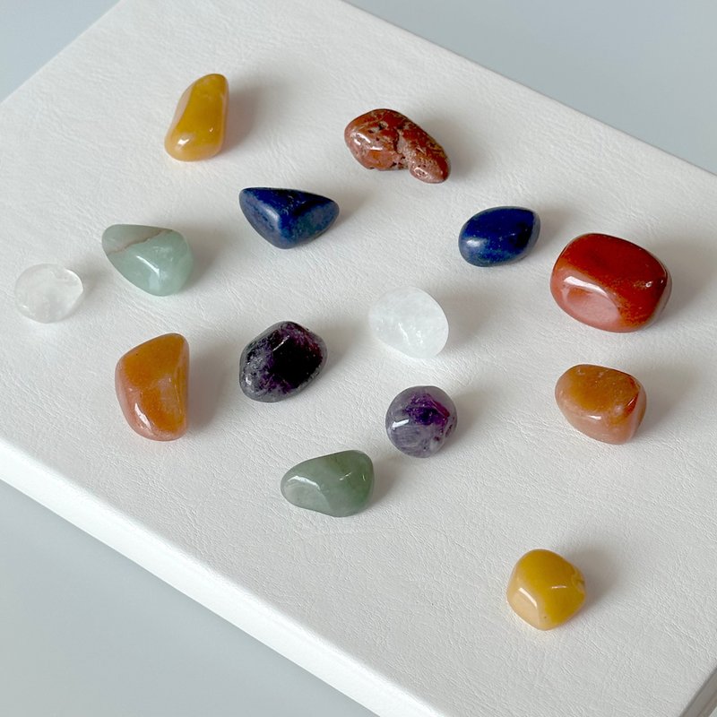 [Crystal Rolling Stone] Seven Chakra Rolling Stone Healing device for office and home to decorate energy, thoughts and emotions - ของวางตกแต่ง - คริสตัล หลากหลายสี