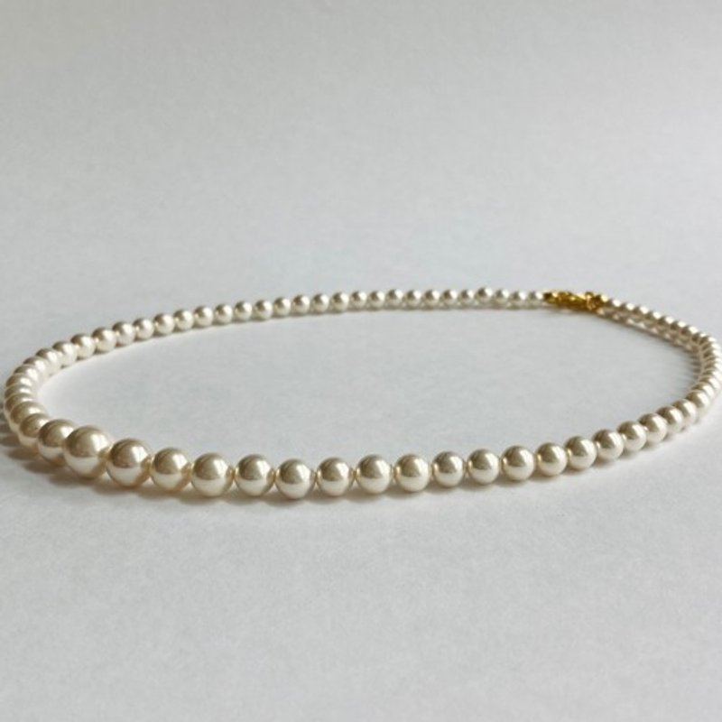 Shell pearl gradation necklace/approx. 4x9mm approx. 42cm+5cm/white beige/G/made in Japan - สร้อยคอ - เปลือกหอย ขาว