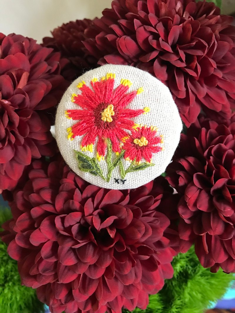 Wednesday 手工刺繡天人菊胸針 - 胸針 - 繡線 紅色