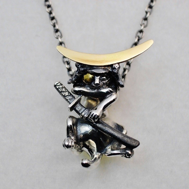 Warlord Cat Masamune Pendant / Pendant of a cat holding a sword "Kuronbo Kirihide" in the helmet of Date Masamune [bastet] - Necklaces - Other Metals Gray