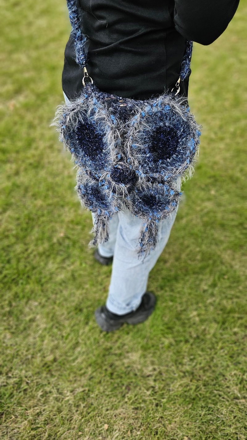 Fully hand-crocheted hand-mixed thread blue phantom butterfly flap bag - กระเป๋าแมสเซนเจอร์ - ผ้าฝ้าย/ผ้าลินิน สีน้ำเงิน