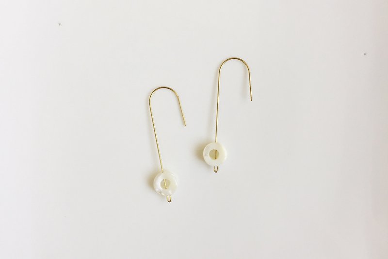 Brass shell minimalist earrings - Earrings & Clip-ons - Gemstone White
