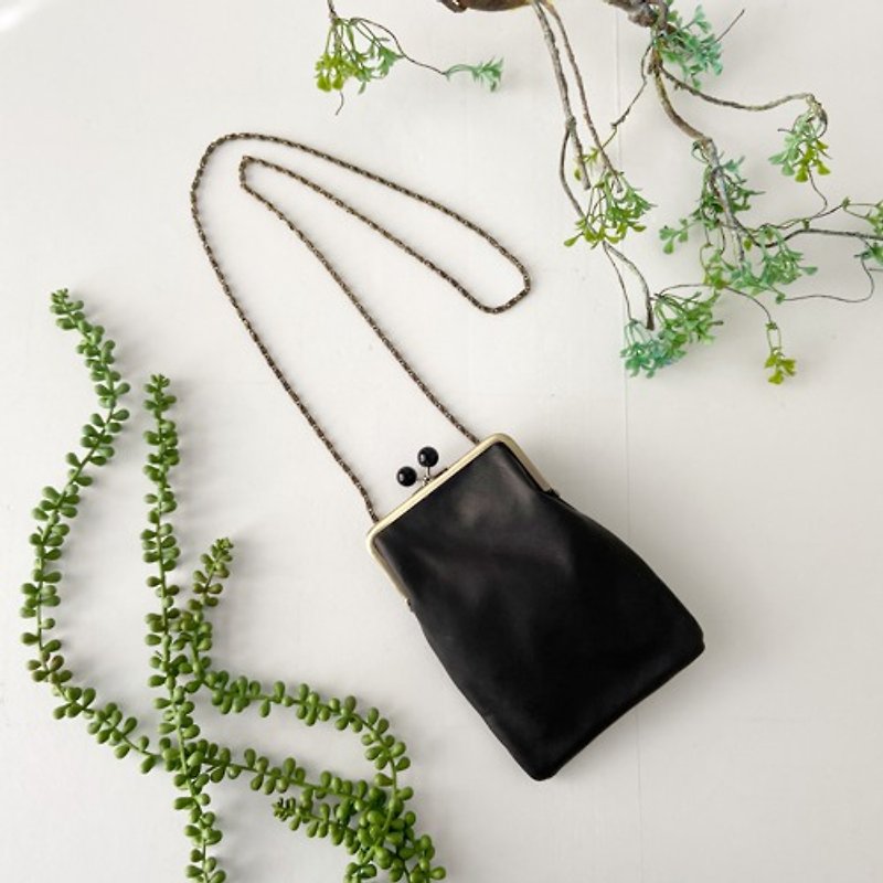Lightweight clasp smartphone pochette black - อื่นๆ - หนังแท้ สีดำ