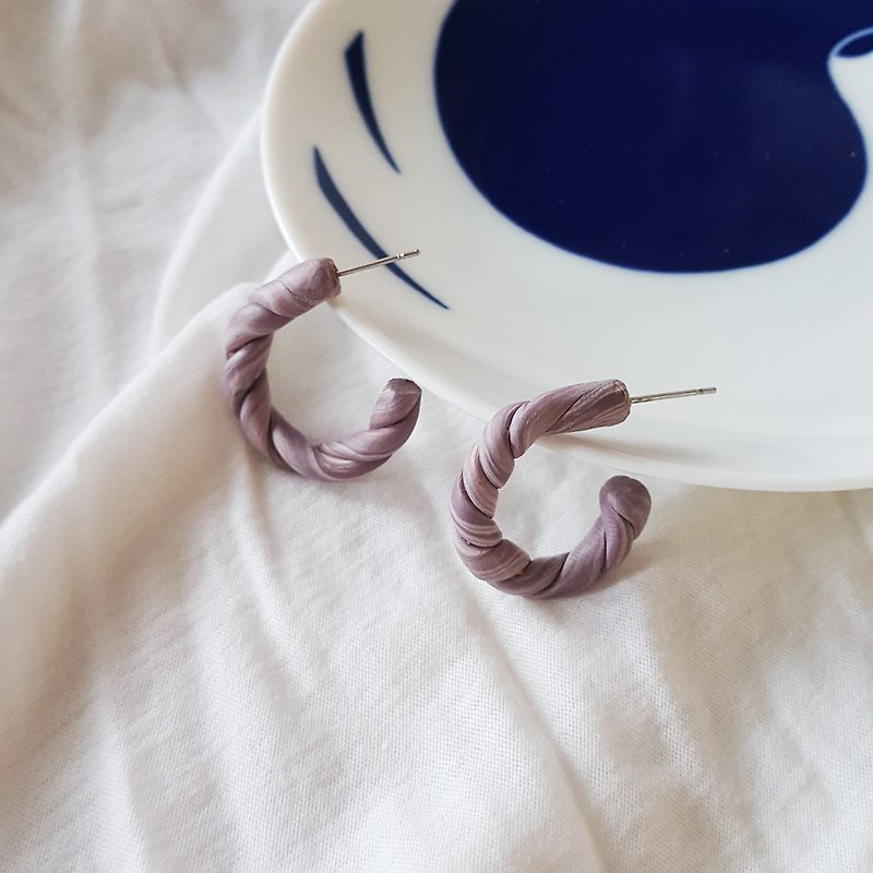 藕 pink croissant ring ring hand made earrings / ear / ear - ต่างหู - ดินเหนียว สึชมพู