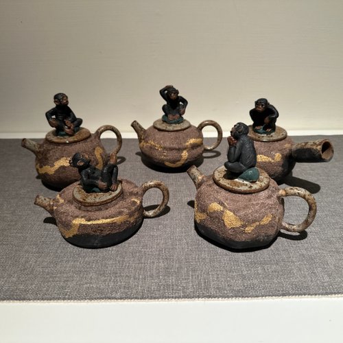 良時美器 GoodTimeCeramics 台灣名家周聖鈞【岩礦】手作黑瓦壺 猴兒談天趣 五把一組