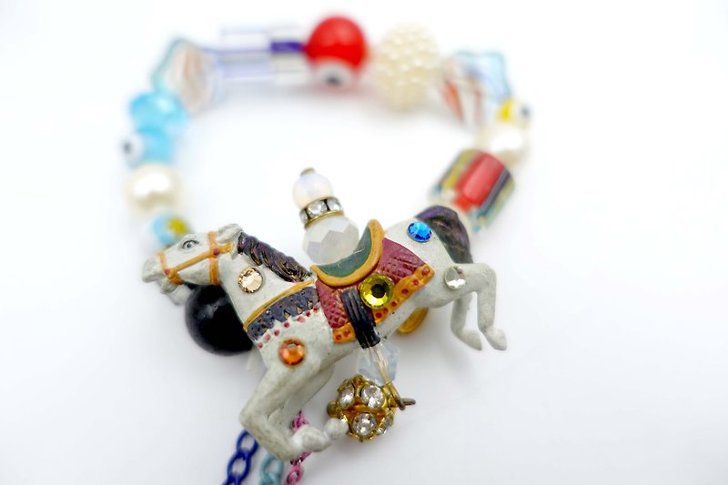 French antique old carousel lion decorated with Swarovski crystal Wenqing small fresh flower animal bracelet - Bracelets - Plastic Multicolor