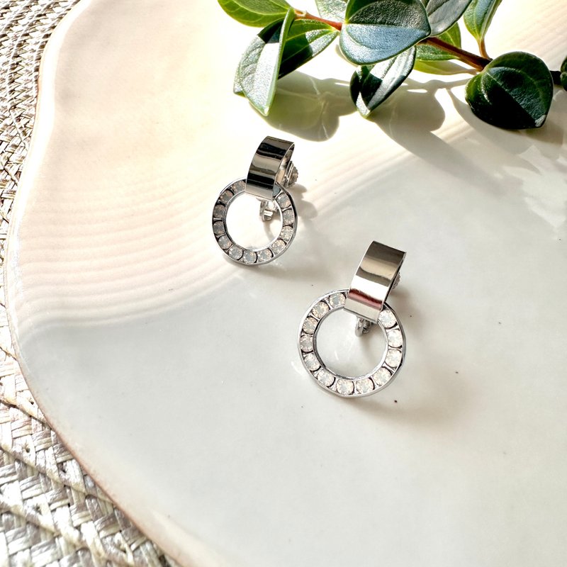 【Earrings using SWAROVSKI white opal ring】japanese clip on earrings - ต่างหู - โลหะ สีใส