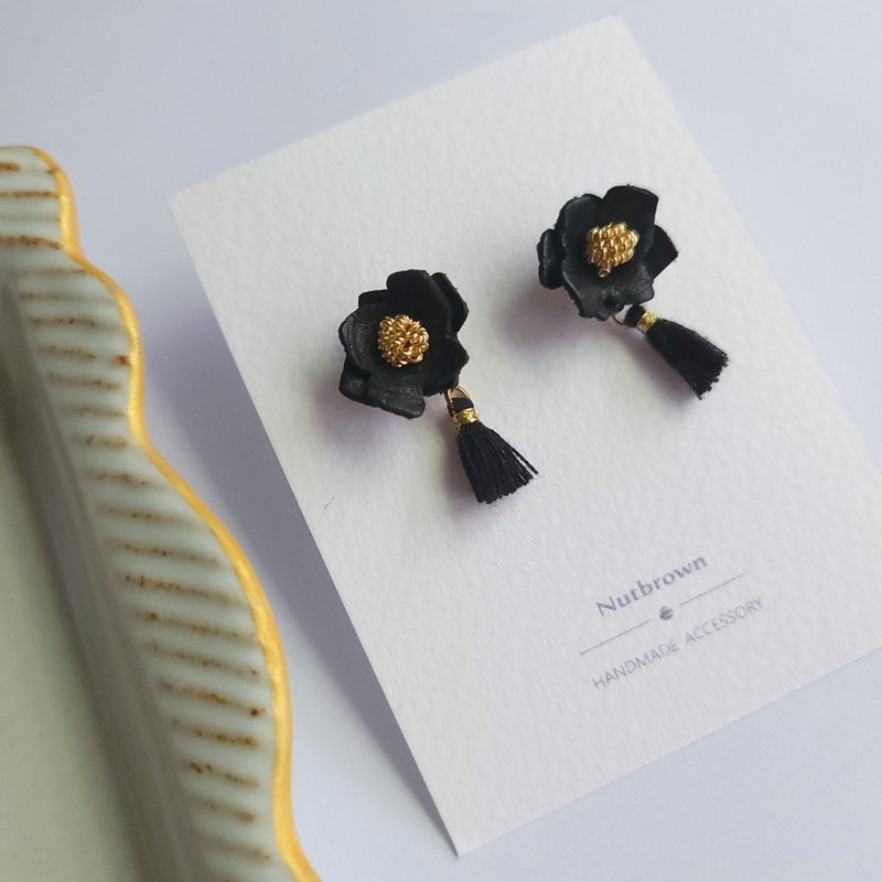 Leather Series-Night Leather Flower Earrings/ Clip-On - ต่างหู - หนังแท้ สีดำ