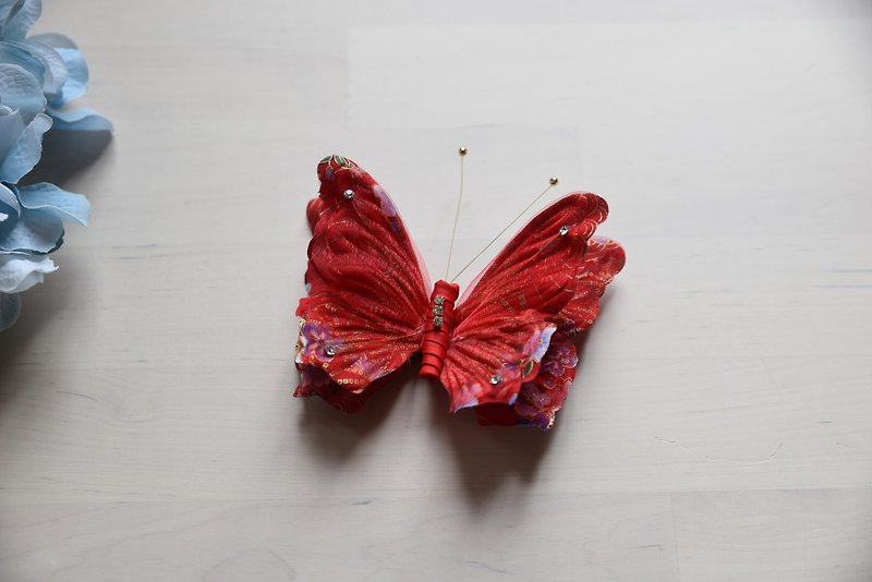Hand-made Japanese-style butterfly hairpin red cloth for kimono dress - เครื่องประดับผม - ผ้าฝ้าย/ผ้าลินิน 