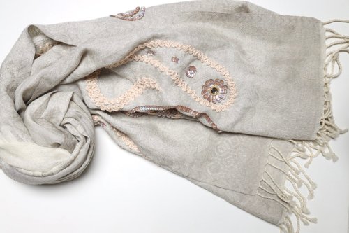 M31仙女星工作室 【精品禮盒】釘珠喀什米爾水煮羊毛刺繡圍巾披肩拼透紗淺米灰蕾絲