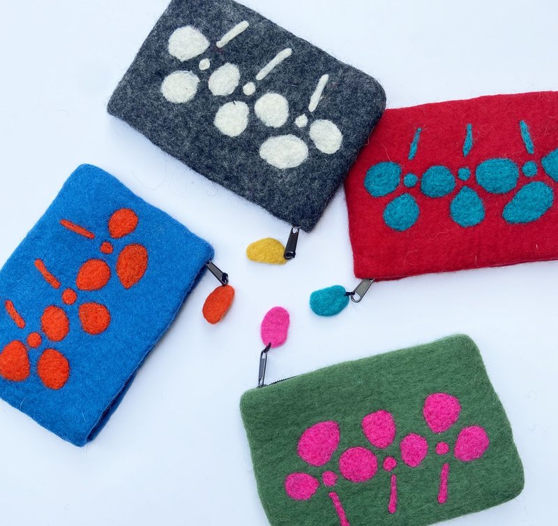 Flower felt pouch, square - เย็บปัก/ถักทอ/ใยขนแกะ - ขนแกะ 