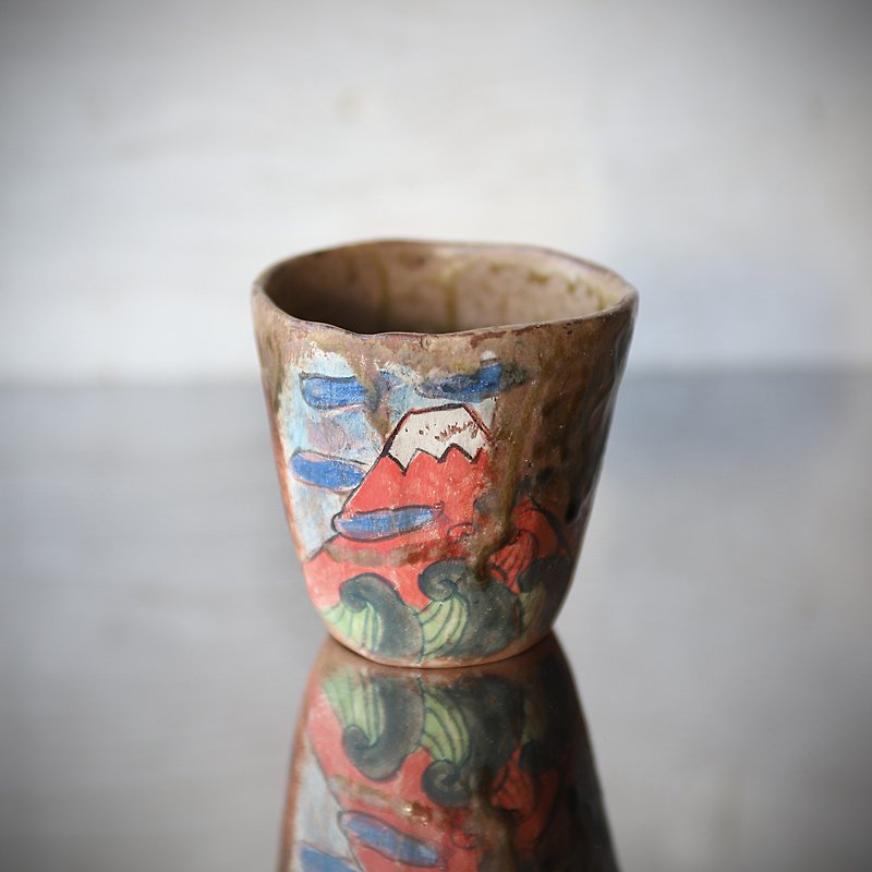 手捻りカップ・赤富士と波 - マグカップ - 陶器 レッド