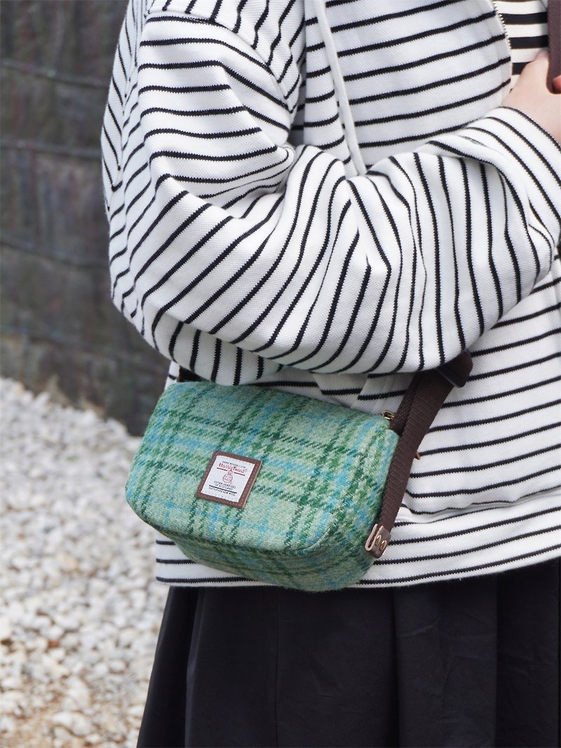 Zippered side backpack, crossbody bag, lightweight, simple, textured, lightweight small bag, British Reese wool floral fabric - กระเป๋าแมสเซนเจอร์ - ขนแกะ 