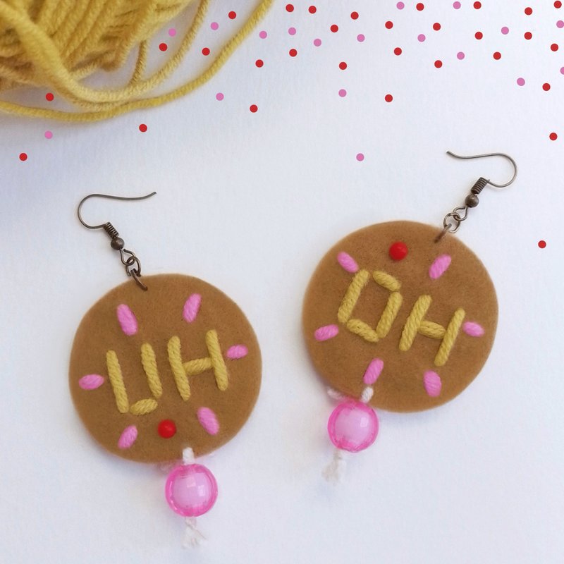 Cute Handmade colorful free-form earrings with hand-stitching on felt with beads - 耳環/耳夾/耳骨夾 - 繡線 