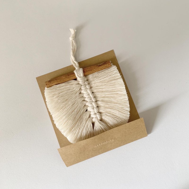 Macrame 肉桂捲 波希米亞 編織 羽毛流蘇 小型掛飾 - 擺飾/家飾品 - 棉．麻 白色
