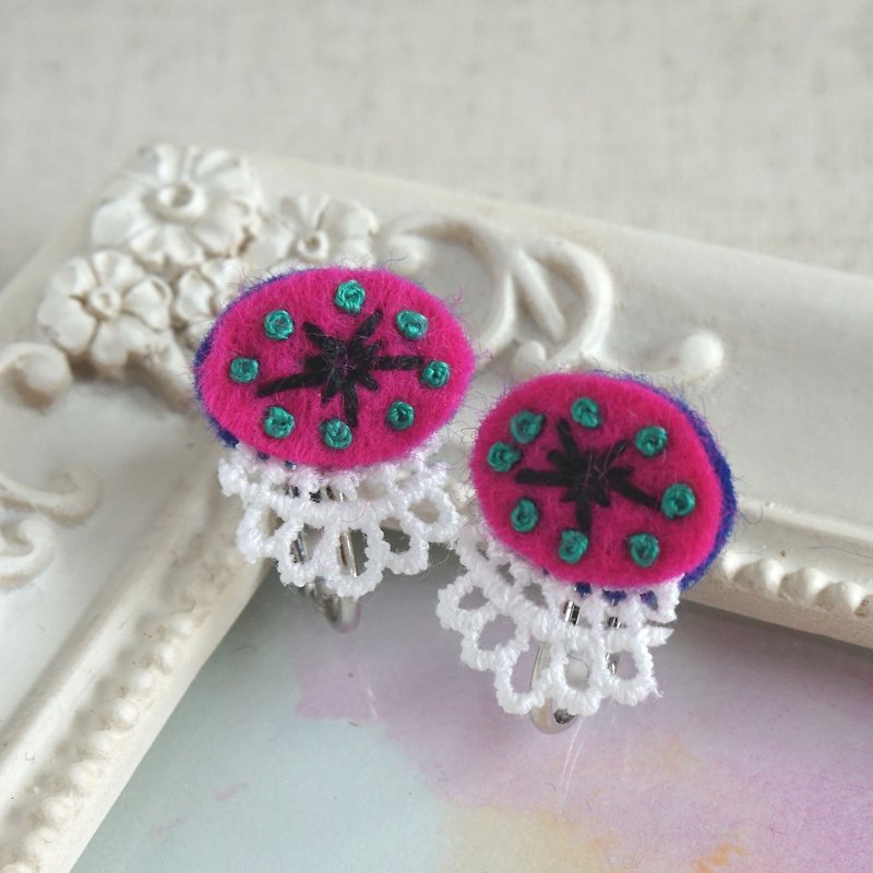 Hand embroidery earring"Vivid oval" - ต่างหู - งานปัก สึชมพู
