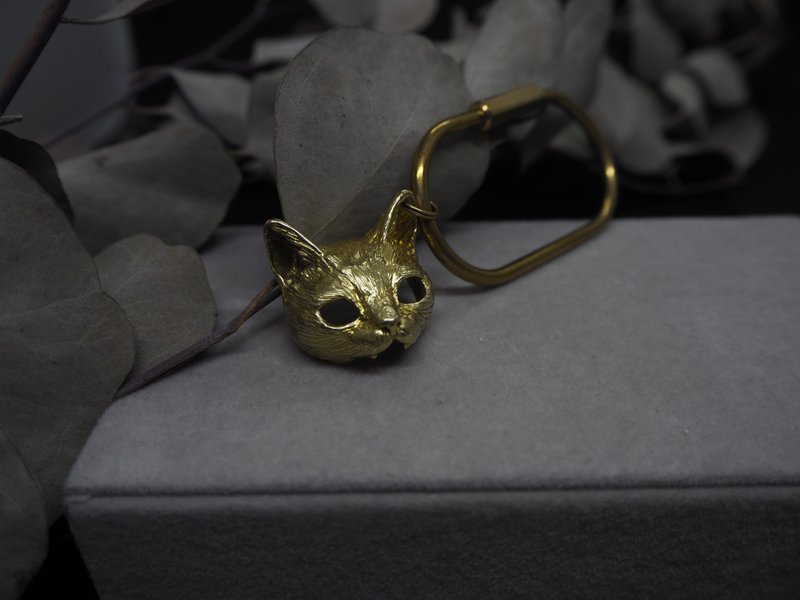 . In tacit understanding. NO.02 Cat and cat mask key ring / Bronze - ที่ห้อยกุญแจ - ทองแดงทองเหลือง สีทอง