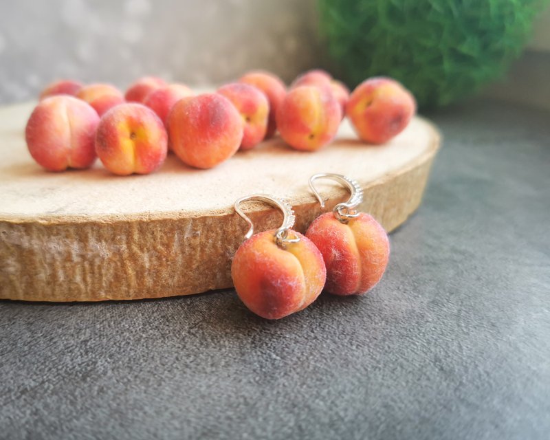 Peach earrings is fruit weird funny funky whimsical earrings, kidcore jewelry - 耳環/耳夾/耳骨夾 - 黏土 橘色