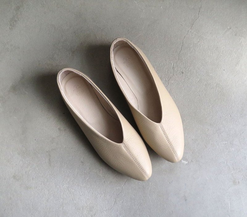【上質感】オフィスOK! やわらかなベージュの本革パンプス - 女休閒鞋/帆布鞋 - 真皮 卡其色