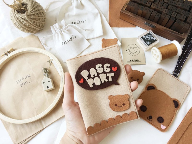 Teddy bear personalized passport cover, passport holder - ที่เก็บพาสปอร์ต - วัสดุอื่นๆ สีนำ้ตาล