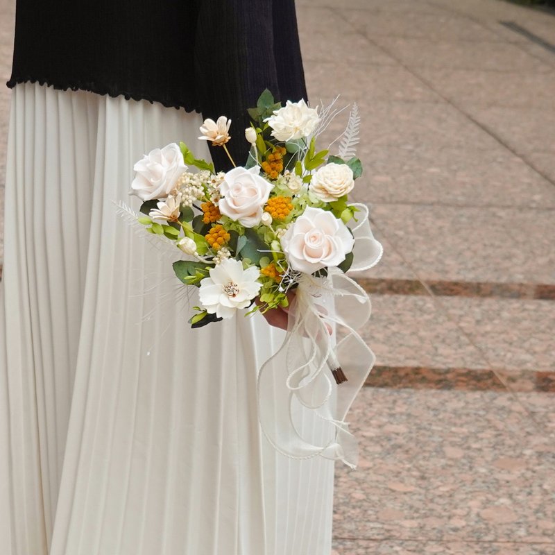 | Customized design | White and green eternal flower wedding set (Korean bouquet, wrist flower, corsage) - ช่อดอกไม้แห้ง - พืช/ดอกไม้ ขาว