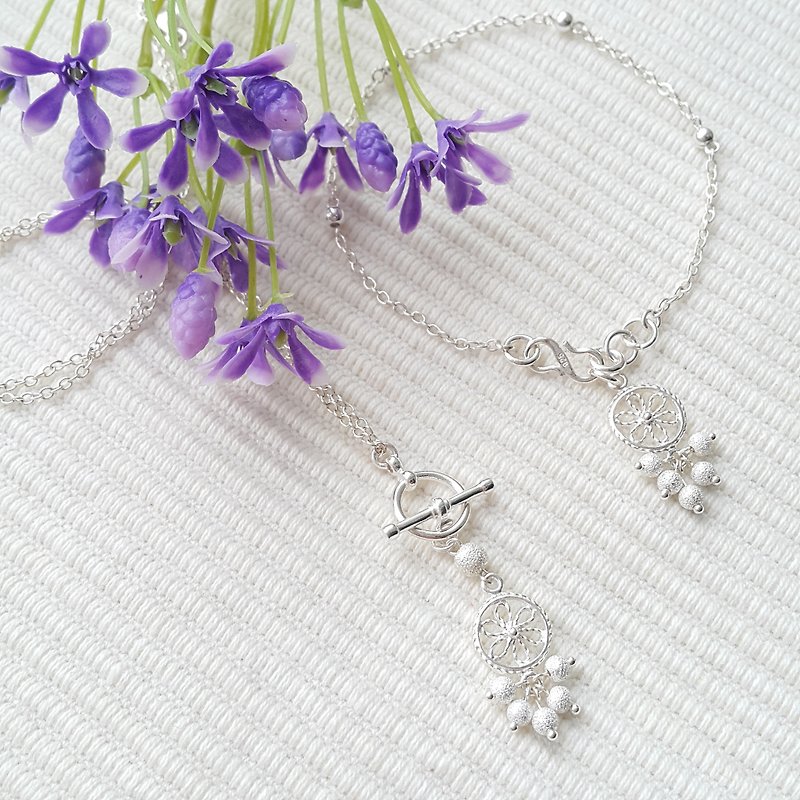 Little Lace Flower Necklace & Bracelet Set - สร้อยคอ - วัสดุอื่นๆ สีเงิน