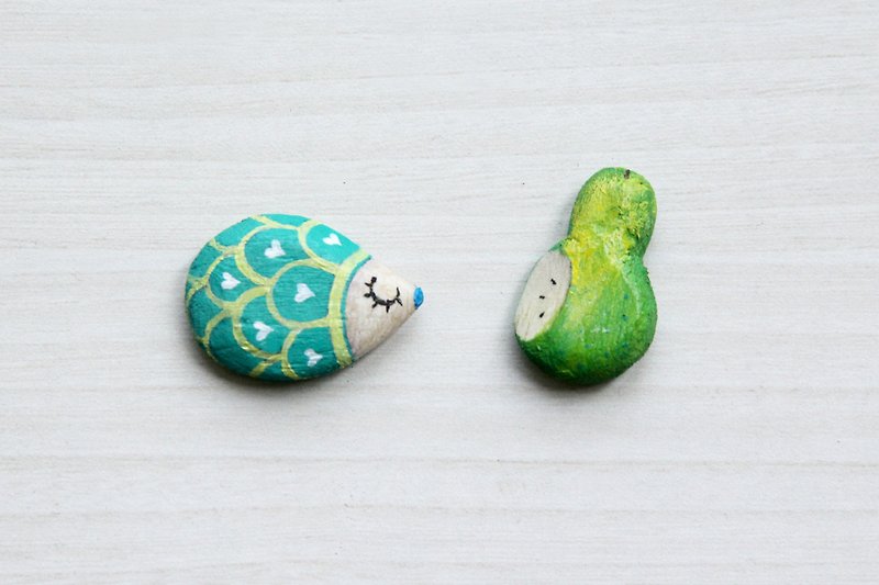 Wood Magnets Green - A set of mint green hedgehog gnawing western pear magnet