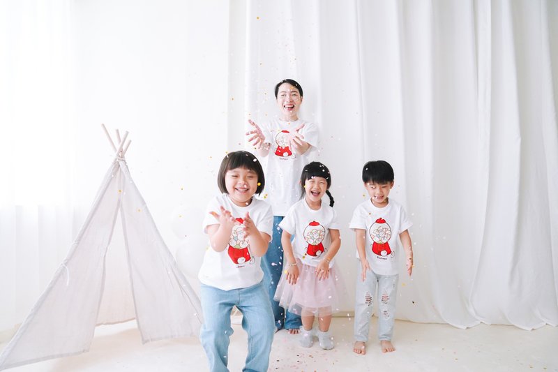 Kid-Mochi Rabbit Gashapon Machine Kids T-shirt (White) - เสื้อยืด - ผ้าฝ้าย/ผ้าลินิน ขาว