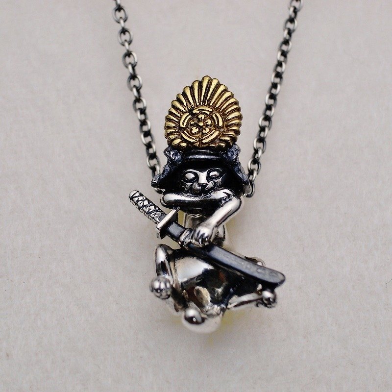 Warlord Cat Nobunaga Pendant Oda Nobunaga's helmet and sword Yoshimoto's cat pendant with the left character in his hand [bastet] - Necklaces - Other Metals Gray