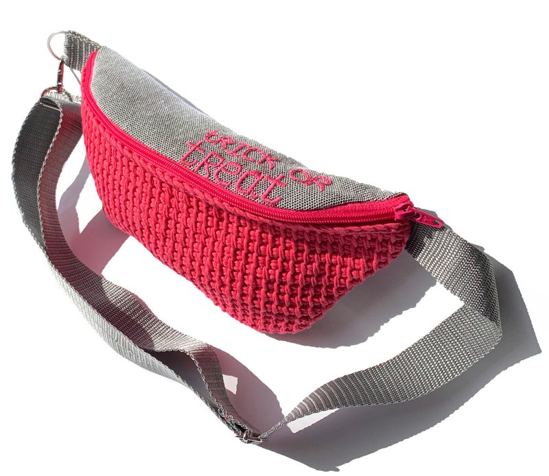 腰包 钩编腰包 刺绣腰包 Pink embroidered crocheted fanny pack Tunisian waist bag Banana bag - กระเป๋าแมสเซนเจอร์ - ผ้าฝ้าย/ผ้าลินิน สึชมพู