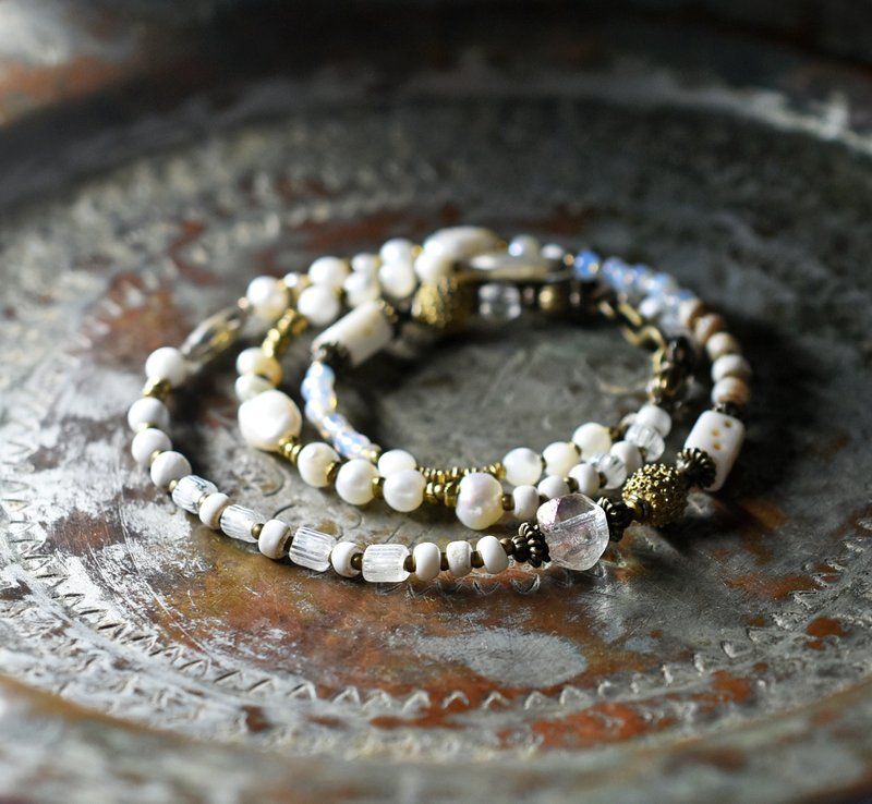 ヴィンテージオーロラビーズ、ホワイトダイスビーズ、つぶつぶブラス、淡水パール、多彩ホワイトビーズのネックレス - 項鍊 - 玻璃 白色