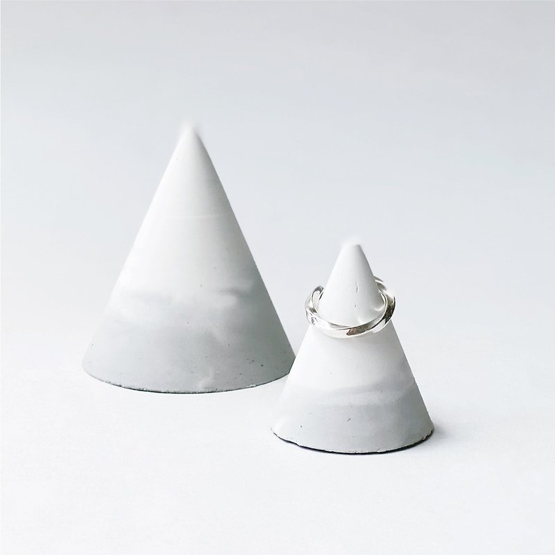 (Spot) Gradient Cement Cone Large/Small Ring Cone Ring Holder Pyramid Stone - ของวางตกแต่ง - ปูน สีเทา