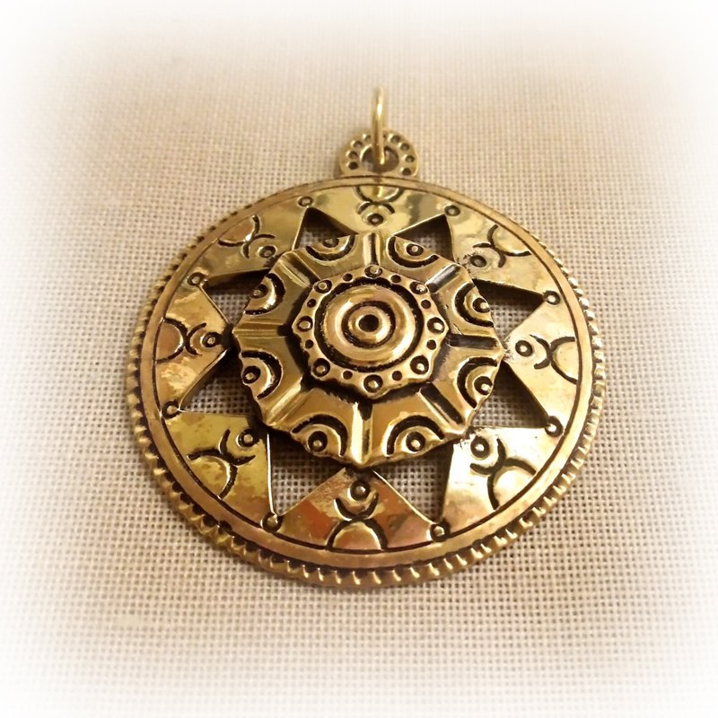 Smiling sun locket,Vintage Brass sun charm,ukrainian sun symbol necklace pendant - 吊飾/掛飾 - 銅/黃銅 金色